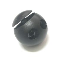 繩扣使用方式可搭配各式線材及繩帶類使用，將繩扣固定用的扣鎖一壓，即可移動繩帶、繩扣位置，然後穿入線材，調整長度或鬆緊度，可用於衣服、背包、束口袋、旅行袋、手提箱、手機…等。