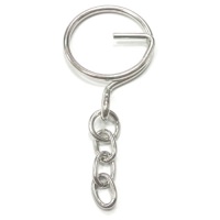 鑰匙扣（Keychain）通常由鑰匙鉤扣、雙圈、鏈條…等零件組成，鑰匙扣環有鐵、鋼、鋅合金、不銹鋼、銅…等不同材質。匙扣經常掛載小物件，如卡通公仔、USB隨身碟、旅遊紀念品。