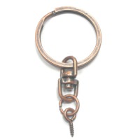 鑰匙扣（Keychain）通常由鑰匙鉤扣、雙圈、鏈條…等零件組成，鑰匙扣環有鐵、鋼、鋅合金、不銹鋼、銅…等不同材質。匙扣經常掛載小物件，如卡通公仔、USB隨身碟、旅遊紀念品。