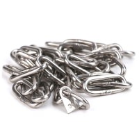 不銹鋼鍊條 (Stainless Steel Chain)，也叫做白鐵鍊條。材質採用 SUS304（18Cr-8Ni）材質，結構與尺寸則與一般標準鐵鍊條沒有太大差異。每個部件都是由SUS304不銹鋼經