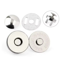 單面撞釘磁扣背面結構為公扣撞釘腳搭配母扣雙腳款式，超薄強力磁力，首先要在裝訂的材料上沖孔打洞之後，再利用手壓台模具，將背面的撞釘腳與撞釘蓋與材料鉚合住即可完成，用途於包包，拼布，DIY材料廣泛使用。 