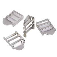 首先將織帶一端穿過梯扣上層，再將織帶反回折，車縫固定即可，另一端車縫在你要的位置，取另一條織帶穿過梯扣下層，反回織帶之後，尾折車縫，另一端固定好之後，即可隨意調整長度 。