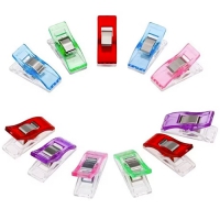 拼布定位夾，縫紉夾，有刻度的拼布夾，強力夾，包邊夾，超好用的拼布夾，再也不用怕被珠針刺傷了，ㄧ次將所有的布用夾子固定好，簡單又有效率，有刻度的拼布夾讓您的滾邊縫更精準容易