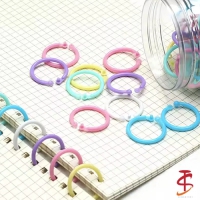 塑膠活頁圈的用途 : 適用於裝訂、吊卡、相冊、鑰匙圈及裝飾...等。輕鬆開啟與扣上，結構堅固不鬆脫。