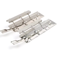 強力夾是一種能夠牢牢固定物品的工具，常見於辦公室、工廠或家庭等多種場合。 它通常由堅固的金屬或塑膠製成，具有強大的夾持力，能有效防止物品滑落或移動。 由於其結構簡單且操作方便，強力夾不僅適用於夾緊文件、紙張，也常被用來固定線材、布料，甚至在工藝創作中發揮重要作用。